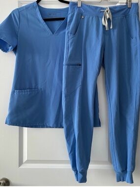 Figs Sky Blue Zamora set size medium
